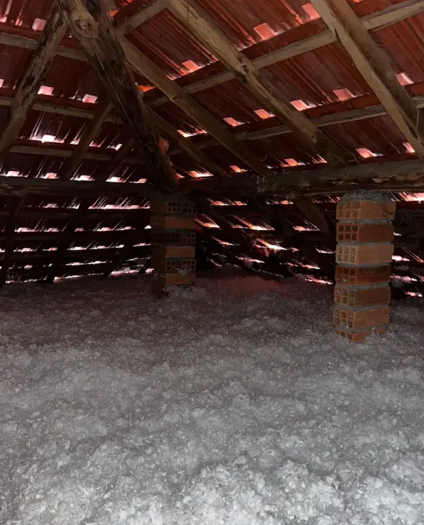 Buhardilla con cubierta de teja y estructura de madera, ya insuflada