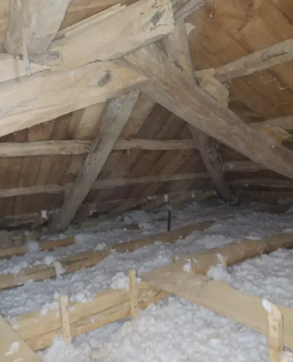 Buhardilla con entramado de madera y fibra insuflada entre las viguetas